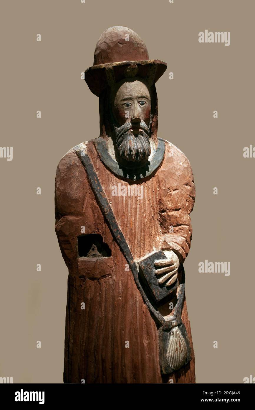 Saint Jacques de Zebedee, ou le Majeur. le saint est represente en pelerin de saint Jacques de Compostelle, portant une coquille sur Son SAC. Statuette de bois scultee et policromo, siecle 17e. Musee breton de Quimper. Foto Stock