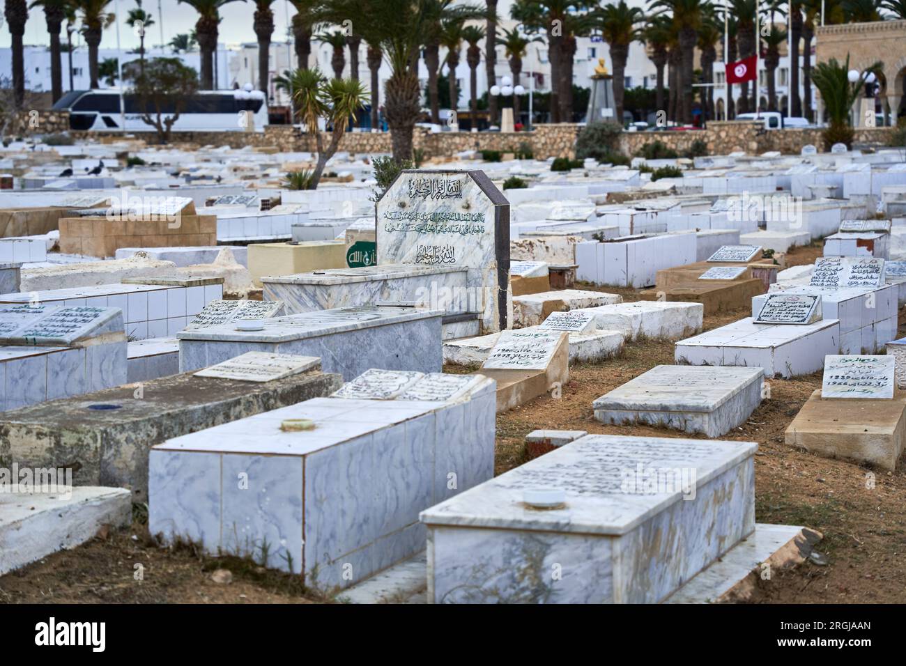 Monastir, Tunisia, 19 gennaio 2023: Lapidi in marmo bianco nel grande cimitero di Monastir Foto Stock