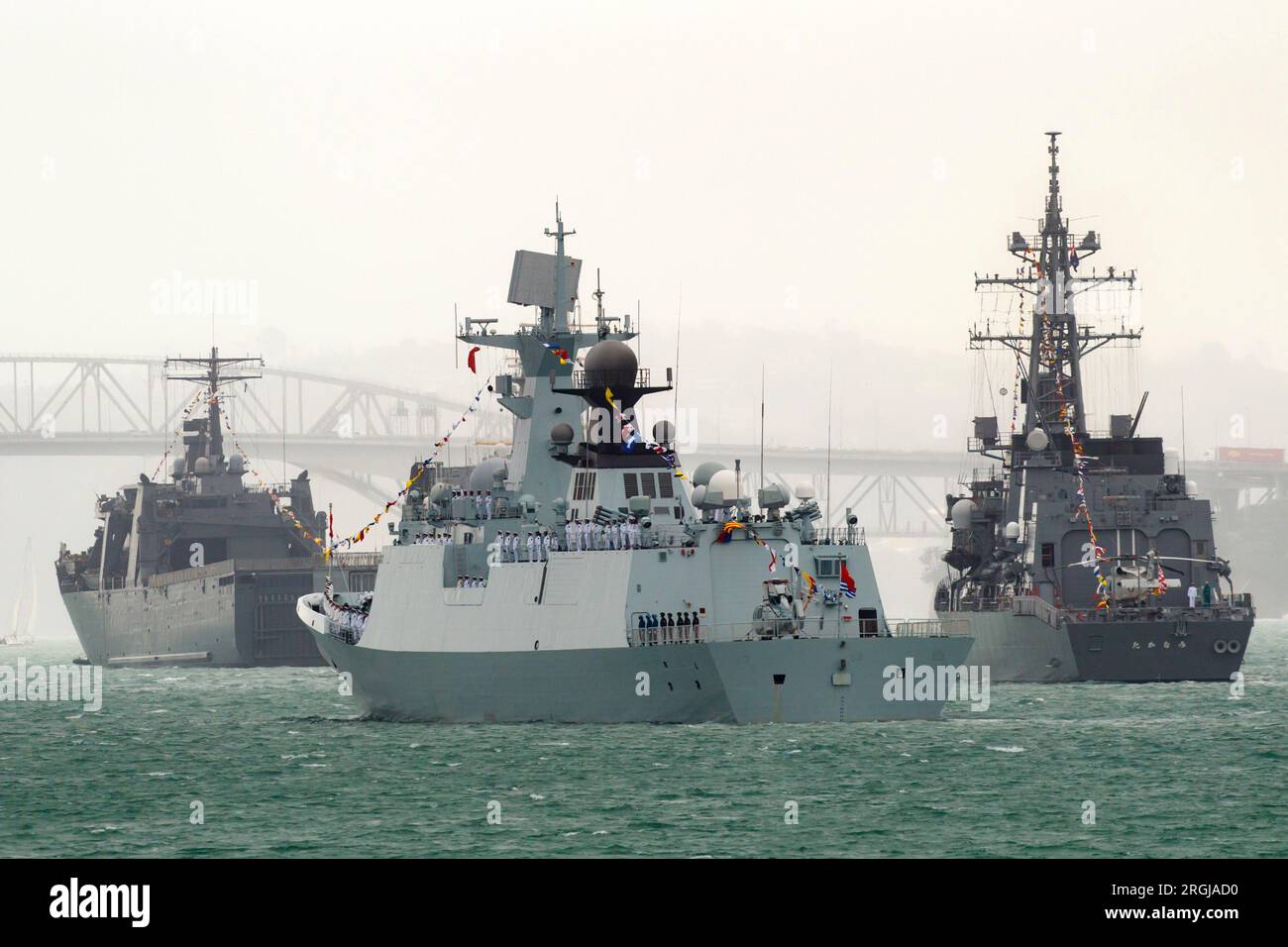 Navi della Marina che partecipano a una revisione navale internazionale nel porto di Waitemata, Auckland, nuova Zelanda, sabato 19 novembre, 2016. Foto Stock