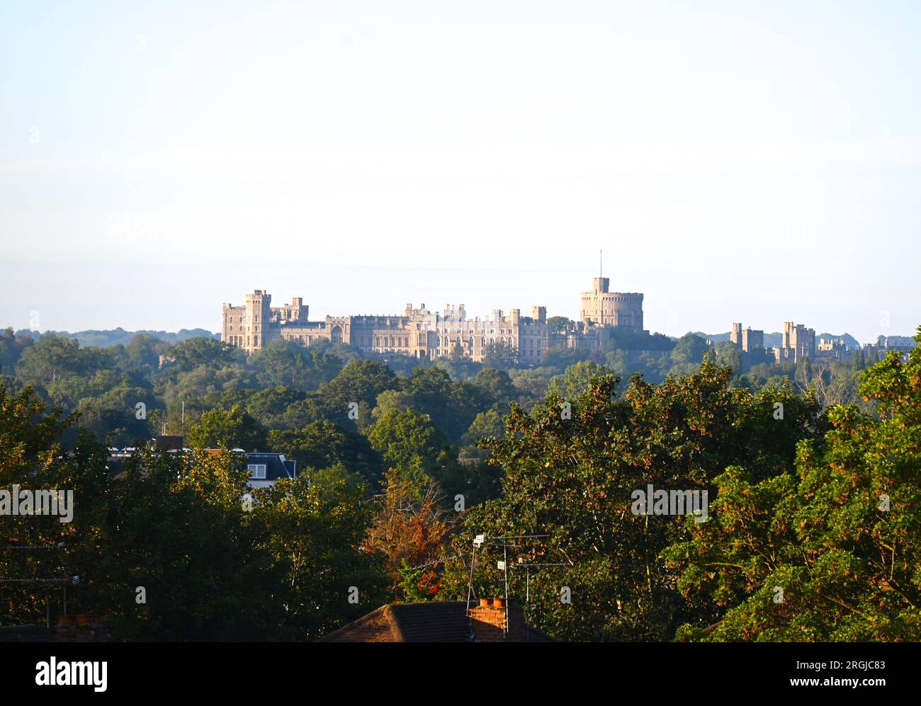 Windsor Castle è una residenza reale a Windsor, nella contea inglese del Berkshire. È fortemente associata alla famiglia reale inglese e alla successiva famiglia reale britannica, e incarna quasi un millennio di storia architettonica. Foto Stock