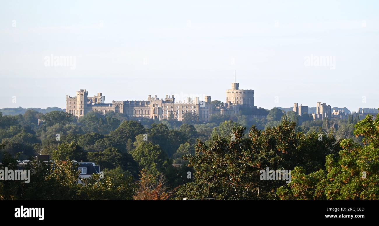 Windsor Castle è una residenza reale a Windsor, nella contea inglese del Berkshire. È fortemente associata alla famiglia reale inglese e alla successiva famiglia reale britannica, e incarna quasi un millennio di storia architettonica. Foto Stock