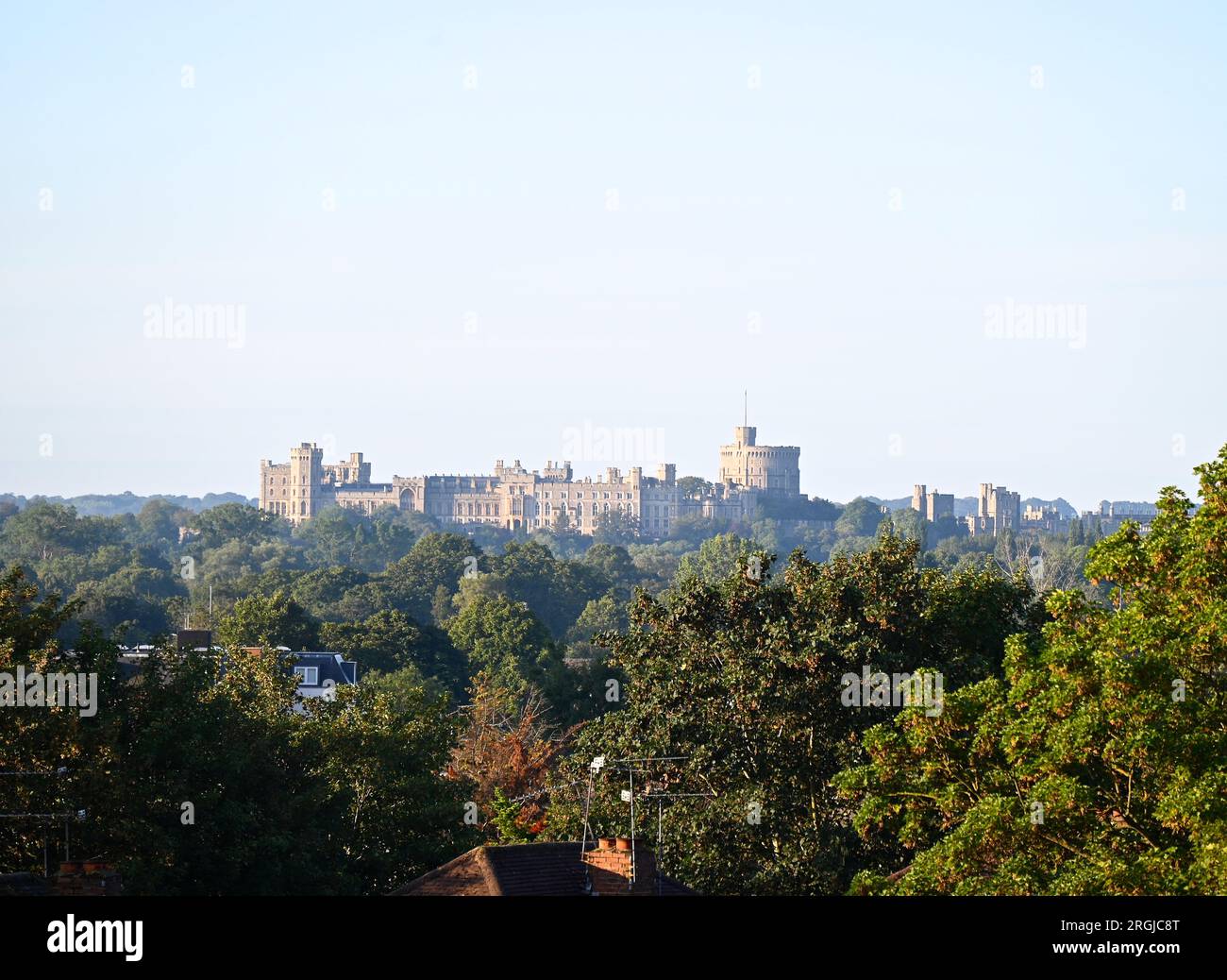 Windsor Castle è una residenza reale a Windsor, nella contea inglese del Berkshire. È fortemente associata alla famiglia reale inglese e alla successiva famiglia reale britannica, e incarna quasi un millennio di storia architettonica. Foto Stock
