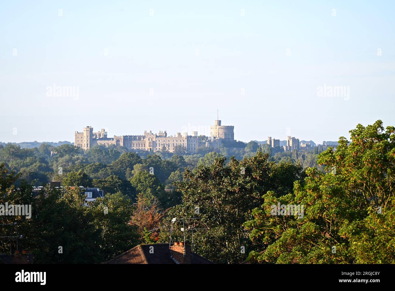 Windsor Castle è una residenza reale a Windsor, nella contea inglese del Berkshire. È fortemente associata alla famiglia reale inglese e alla successiva famiglia reale britannica, e incarna quasi un millennio di storia architettonica. Foto Stock