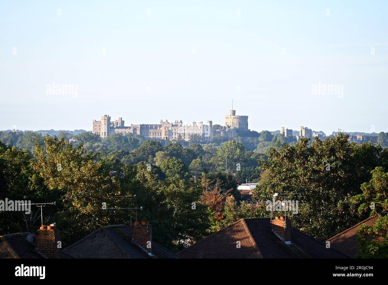 Windsor Castle è una residenza reale a Windsor, nella contea inglese del Berkshire. È fortemente associata alla famiglia reale inglese e alla successiva famiglia reale britannica, e incarna quasi un millennio di storia architettonica. Foto Stock