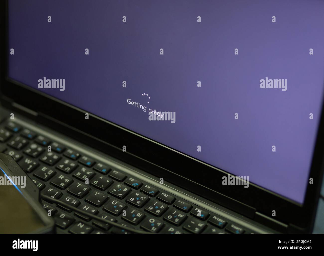 Lo schermo del computer e la tastiera sono in fase di caricamento. Il programma rappresenta la forza trainante del business e della tecnologia lungo il percorso. Foto Stock