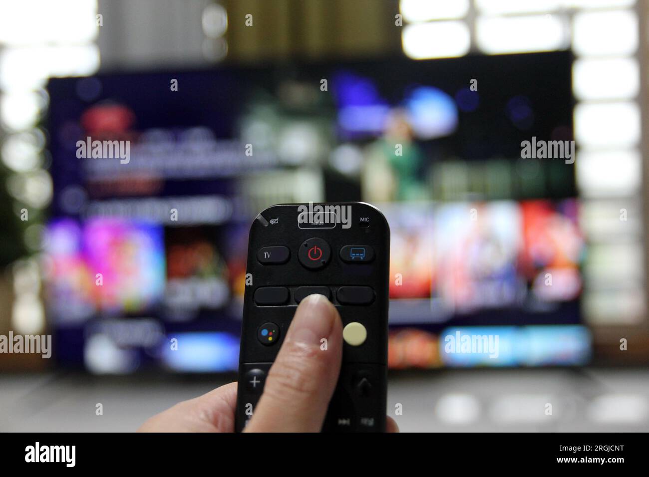 Tagliacavi per guardare la tv e utilizzare il telecomando Foto Stock