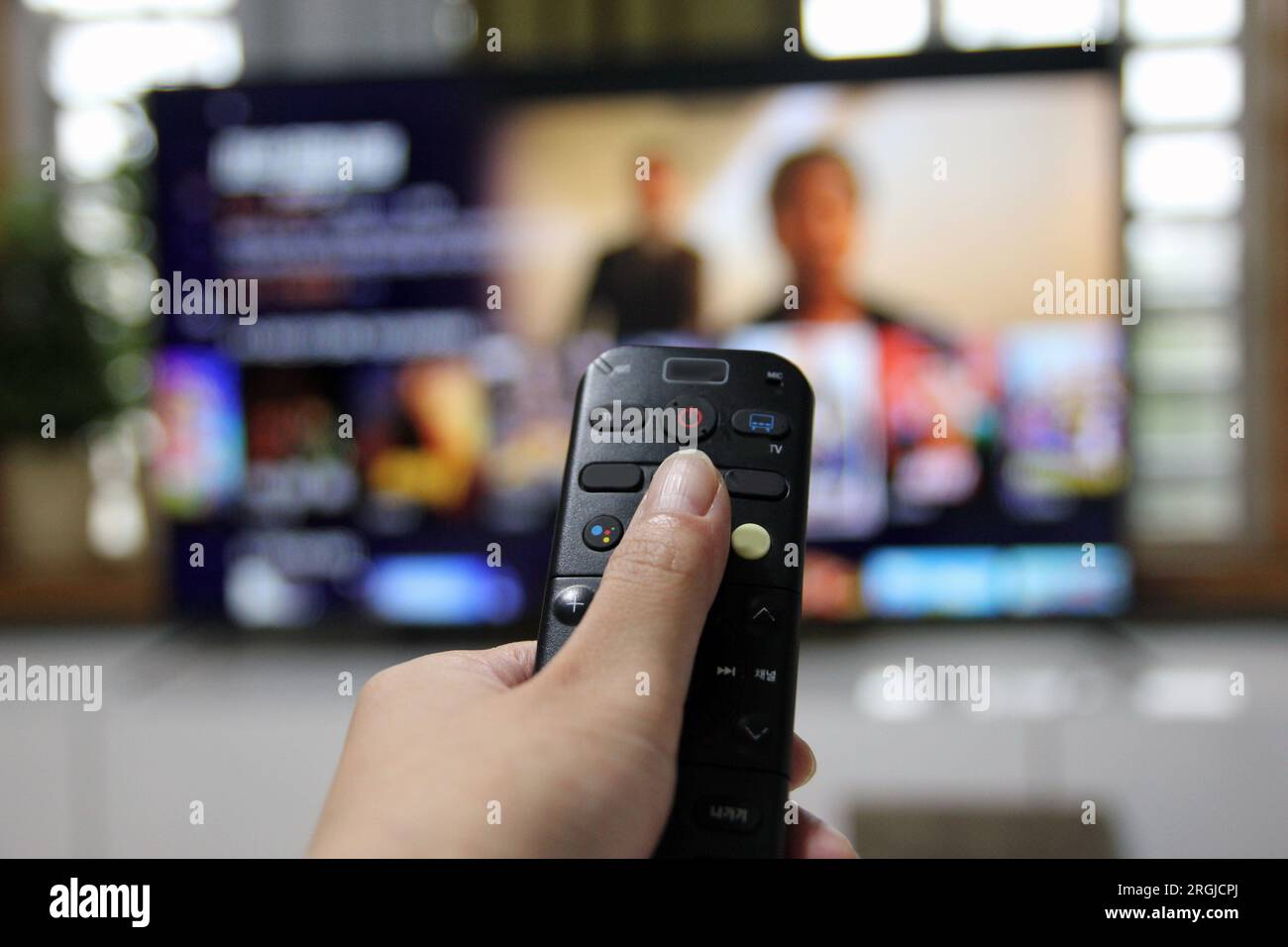 Tagliacavi per guardare la tv e utilizzare il telecomando Foto Stock