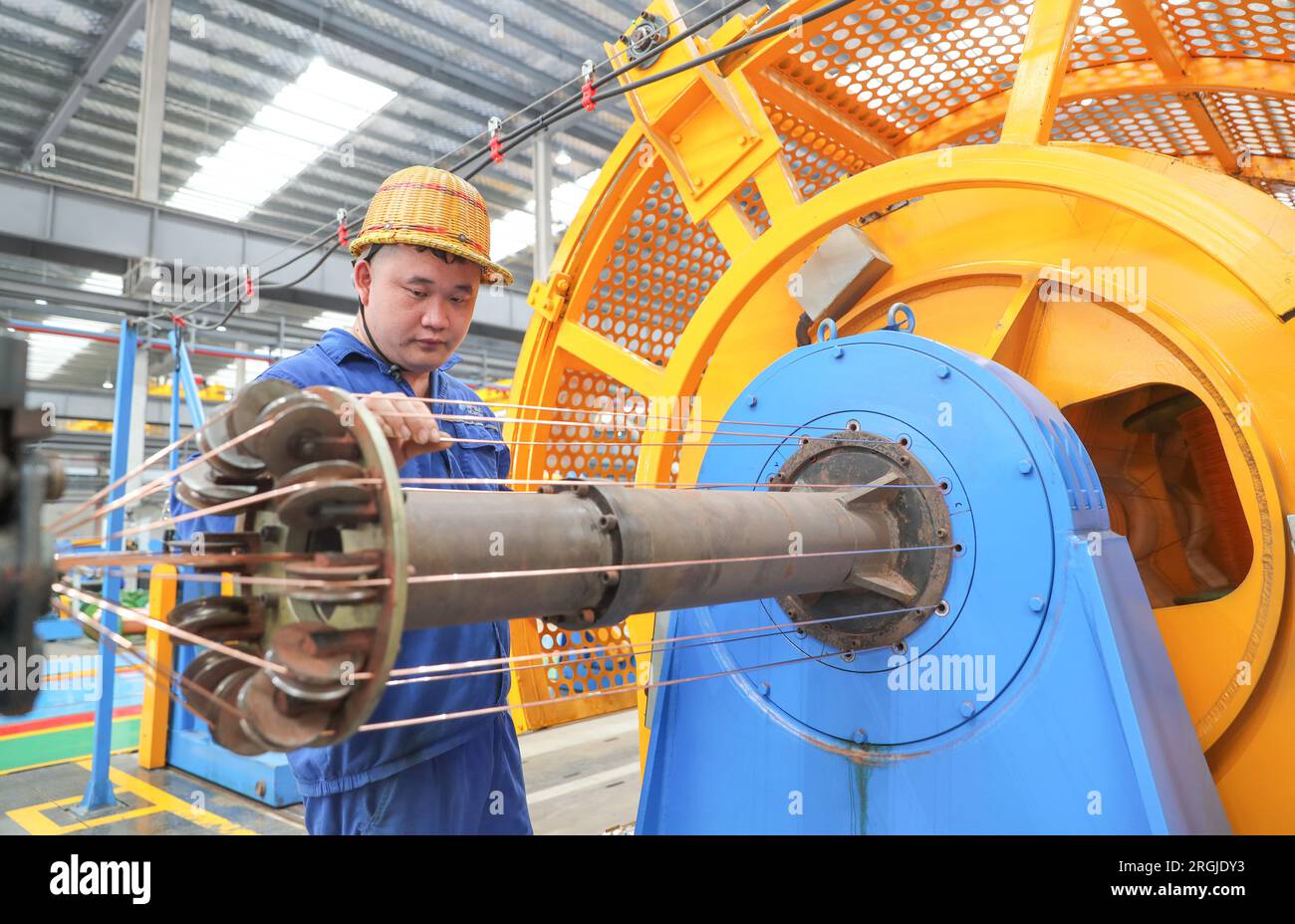 HUZHOU, CINA - 10 AGOSTO 2023 - Un lavoratore produce un lotto di prodotti speciali per cavi in un'officina nella città di Huzhou, provincia di Zhejiang, Cina, 1 agosto Foto Stock