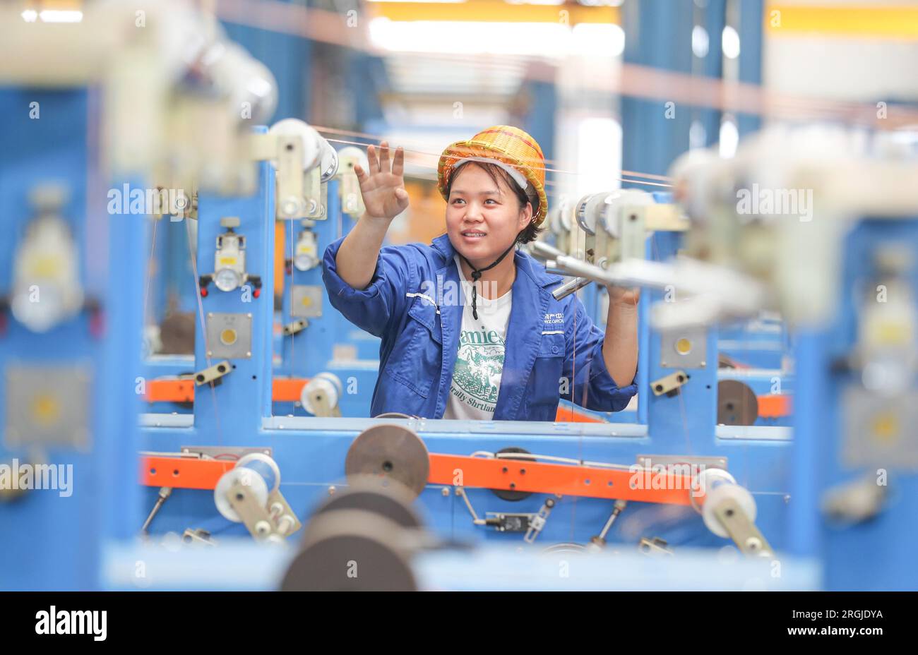 HUZHOU, CINA - 10 AGOSTO 2023 - Un lavoratore produce un lotto di prodotti speciali per cavi in un'officina nella città di Huzhou, provincia di Zhejiang, Cina, 1 agosto Foto Stock