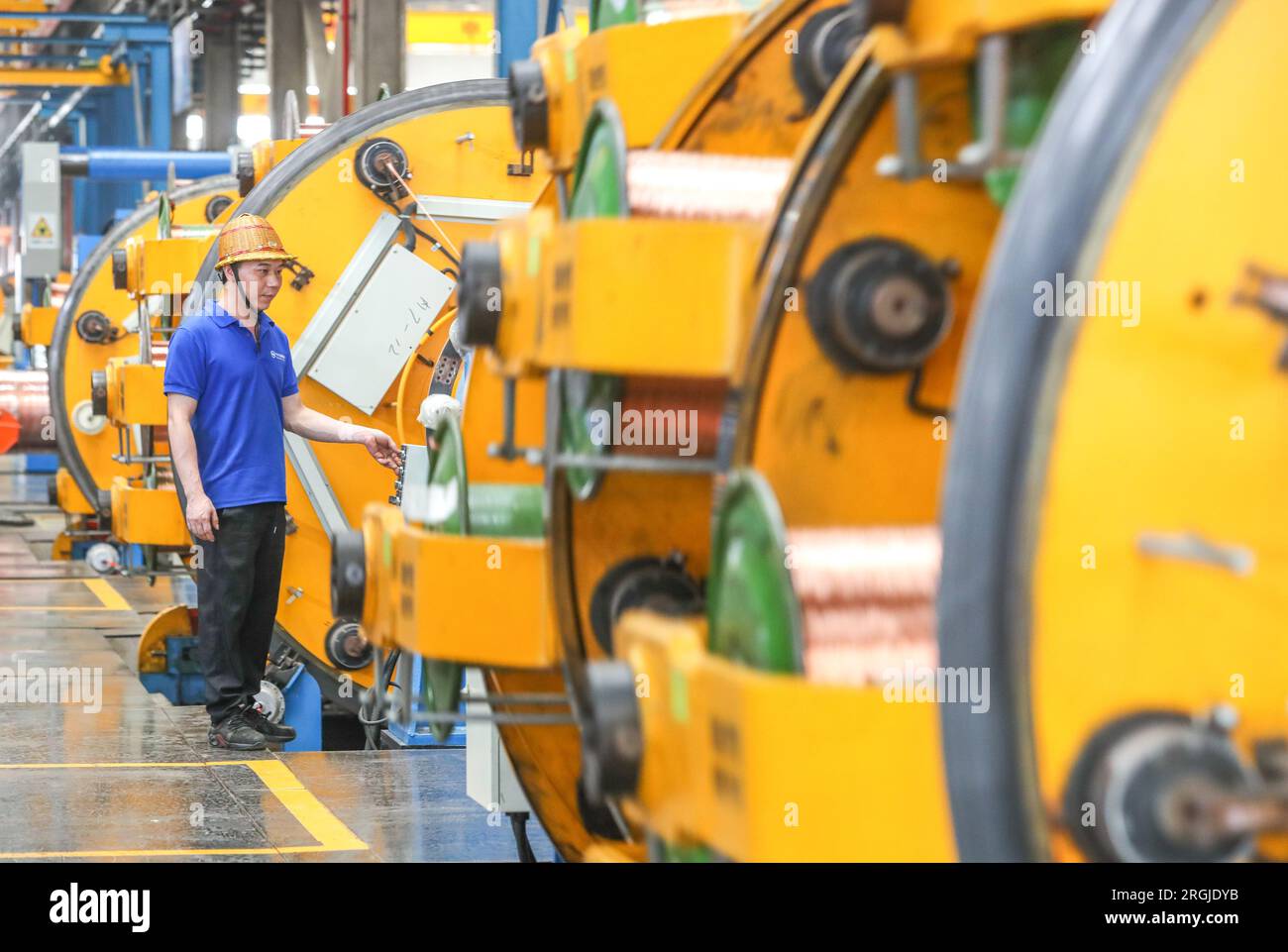 HUZHOU, CINA - 10 AGOSTO 2023 - Un lavoratore produce un lotto di prodotti speciali per cavi in un'officina nella città di Huzhou, provincia di Zhejiang, Cina, 1 agosto Foto Stock