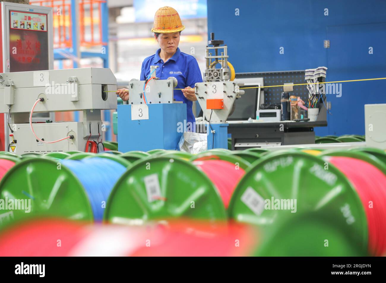 HUZHOU, CINA - 10 AGOSTO 2023 - Un lavoratore produce un lotto di prodotti speciali per cavi in un'officina nella città di Huzhou, provincia di Zhejiang, Cina, 1 agosto Foto Stock