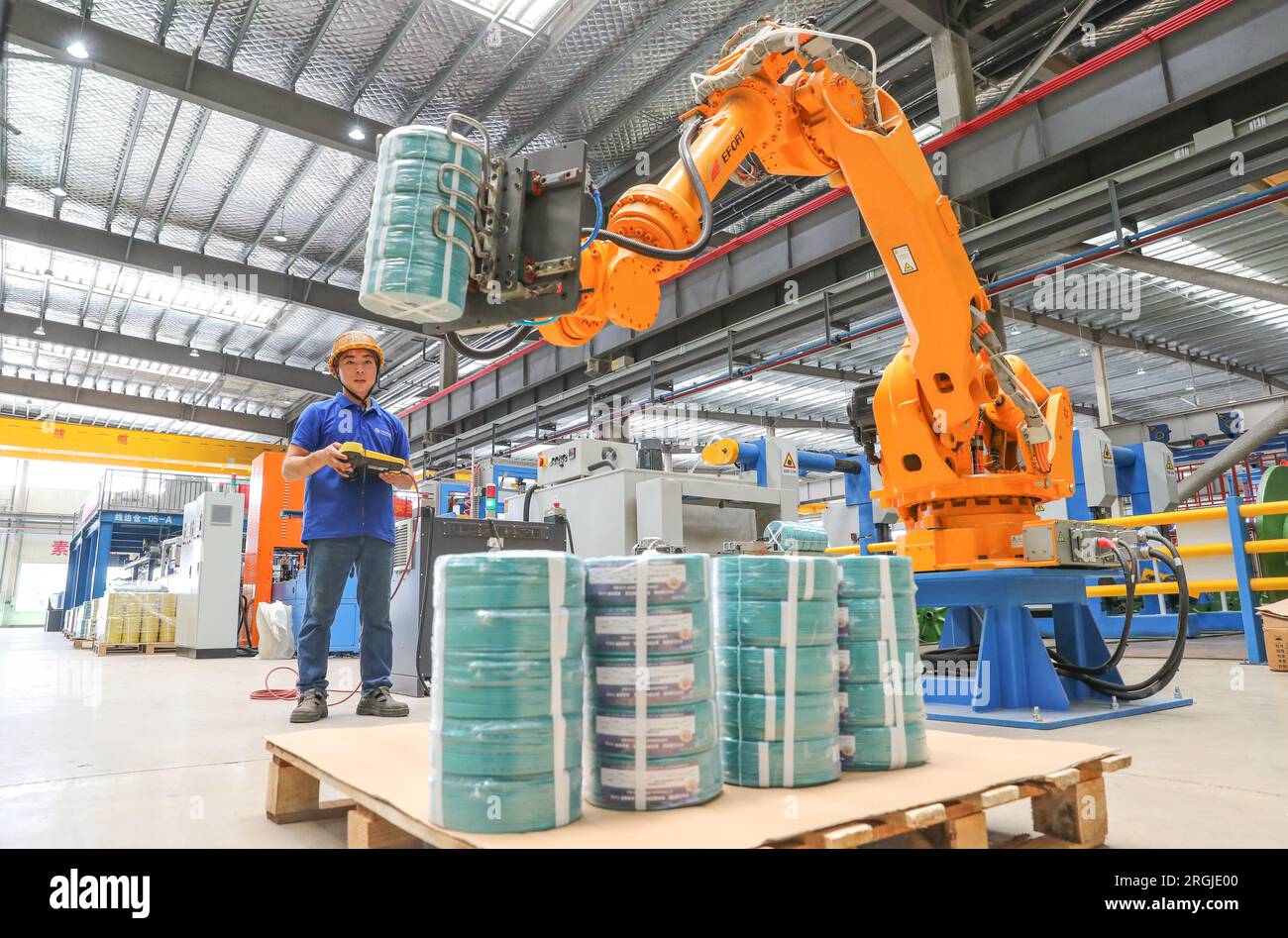 HUZHOU, CINA - 10 AGOSTO 2023 - Un lavoratore produce un lotto di prodotti speciali per cavi in un'officina nella città di Huzhou, provincia di Zhejiang, Cina, 1 agosto Foto Stock