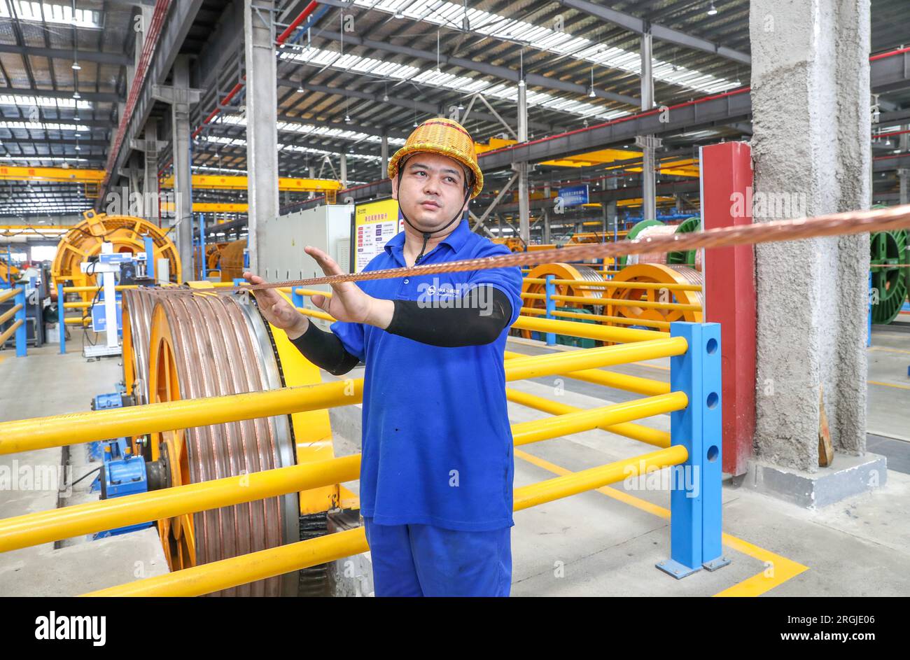 HUZHOU, CINA - 10 AGOSTO 2023 - Un lavoratore produce un lotto di prodotti speciali per cavi in un'officina nella città di Huzhou, provincia di Zhejiang, Cina, 1 agosto Foto Stock