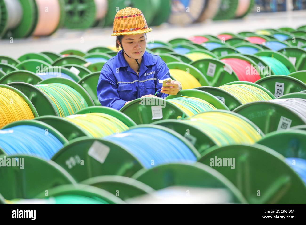 HUZHOU, CINA - 10 AGOSTO 2023 - Un lavoratore produce un lotto di prodotti speciali per cavi in un'officina nella città di Huzhou, provincia di Zhejiang, Cina, 1 agosto Foto Stock