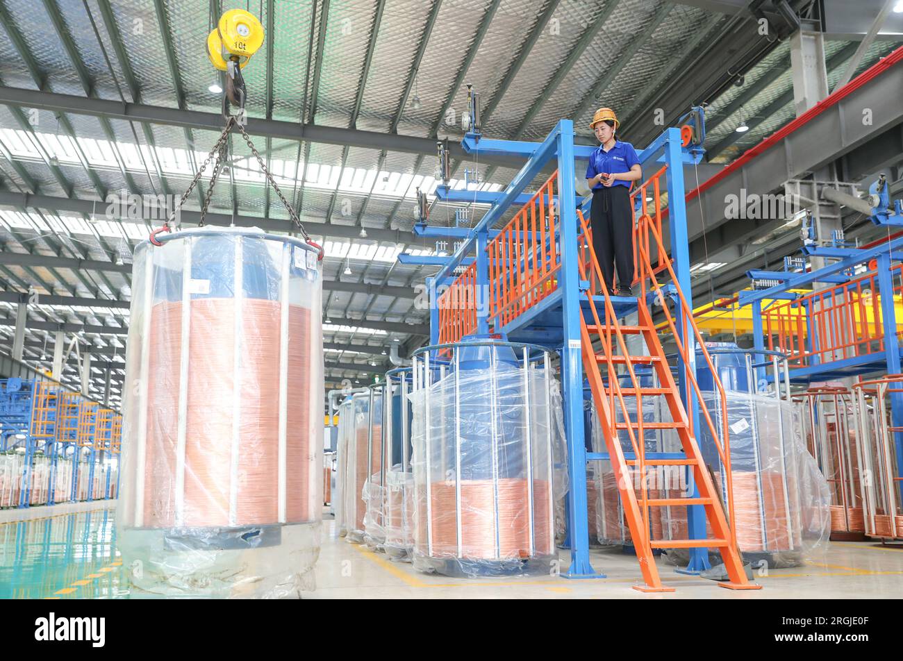 HUZHOU, CINA - 10 AGOSTO 2023 - Un lavoratore produce un lotto di prodotti speciali per cavi in un'officina nella città di Huzhou, provincia di Zhejiang, Cina, 1 agosto Foto Stock