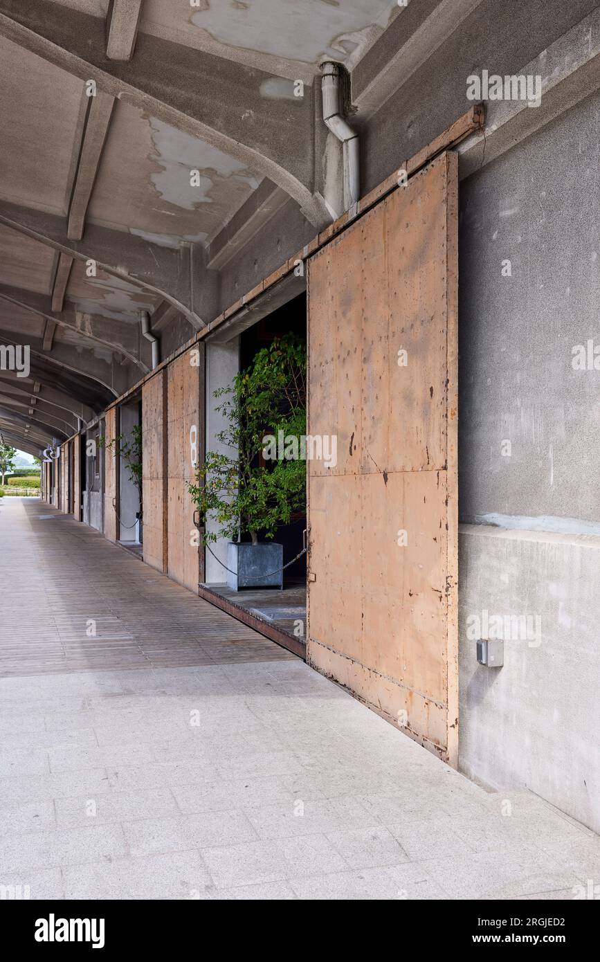 Onomichi U2, magazzino portuale riutilizzato, progettato da Makoto Tanijiri (2014); Onomichi, prefettura di Hiroshima, Giappone Foto Stock