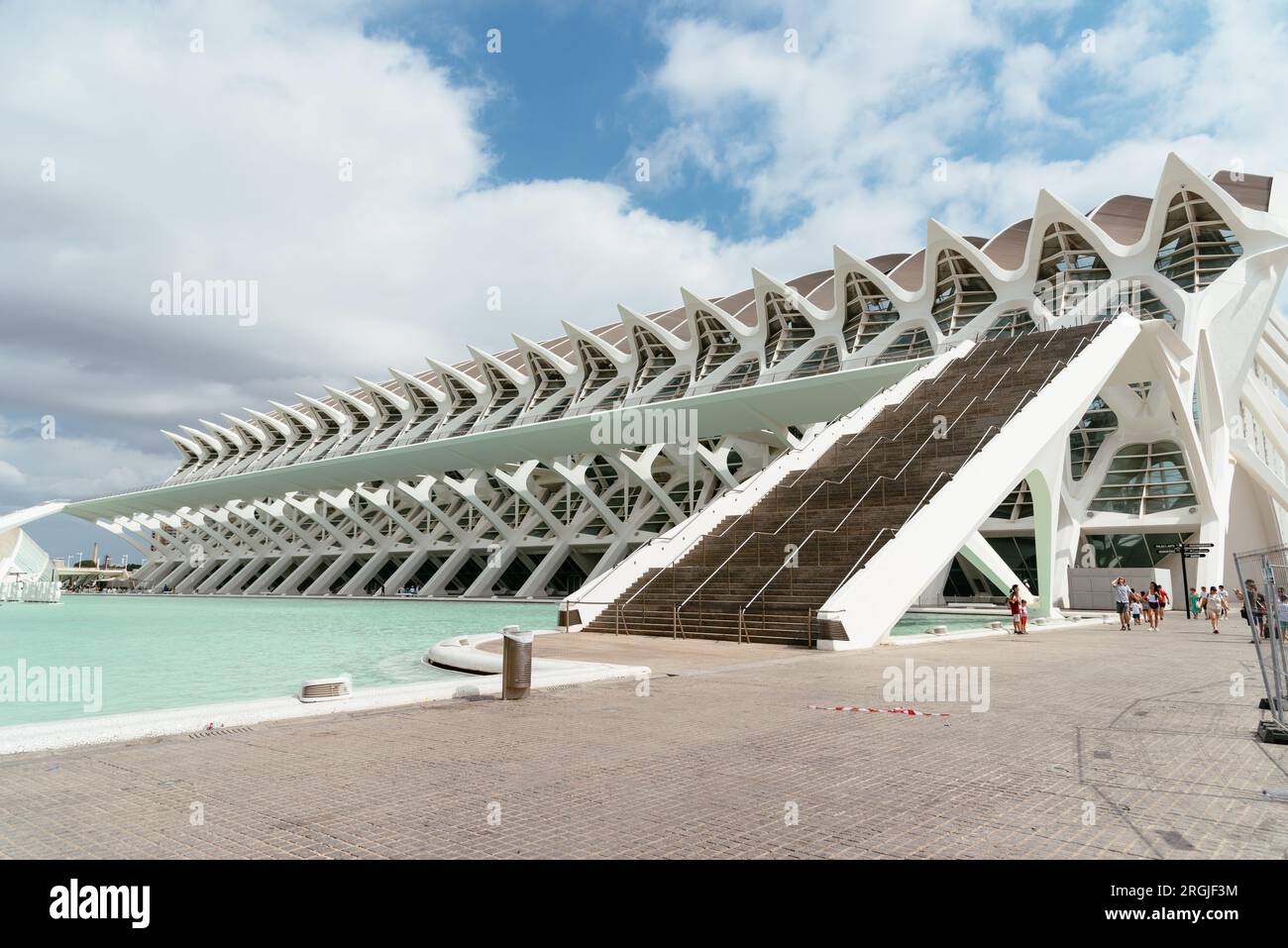 Valencia, Spagna - 30 luglio 2023: Museo delle scienze principe Filippo nella città delle arti e della scienza. Assomiglia allo scheletro di una balena ed è stato progettato Foto Stock