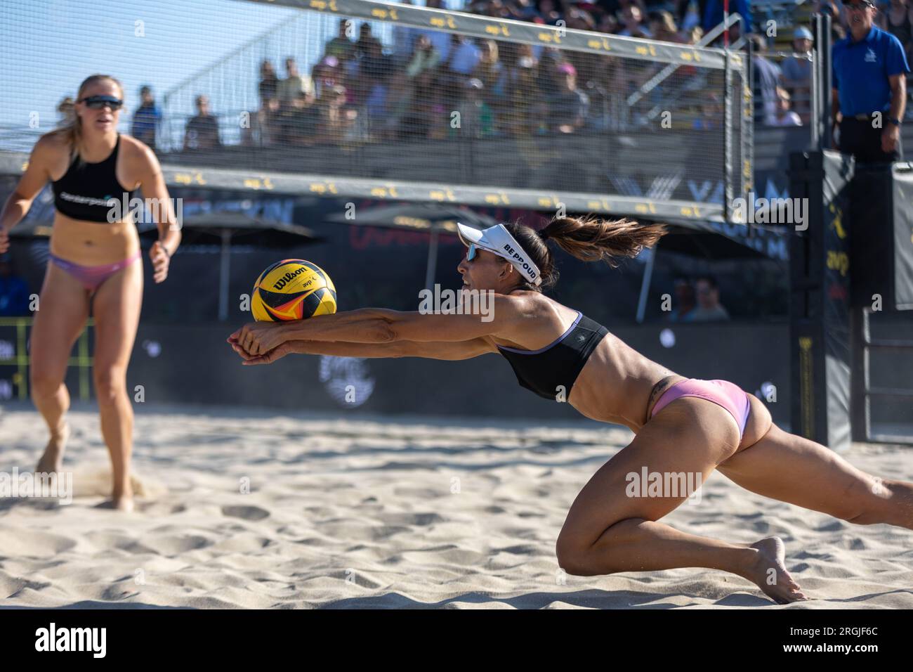 Emily Stockman scava il pallone durante l'AVP Hermosa Beach Open dell'8 luglio 2023. (John Geldermann/Alamy) Foto Stock