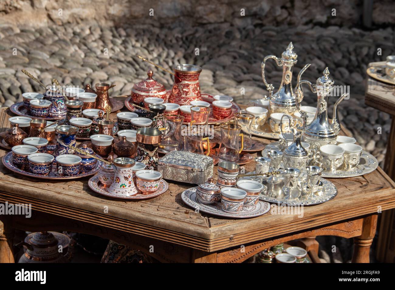 Tazze turche, pentole, bollitori per il tè e souvenir sono fatti di rame. Città di Mostar in Bosnia ed Erzegovina, artigianato tradizionale locale Foto Stock