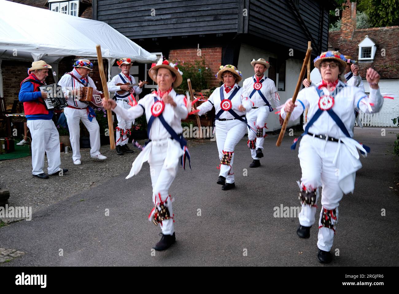 morris dancers si esibiscono in westbere,sturry,city of canterbury,kent,uk 10 agosto 2023 Foto Stock