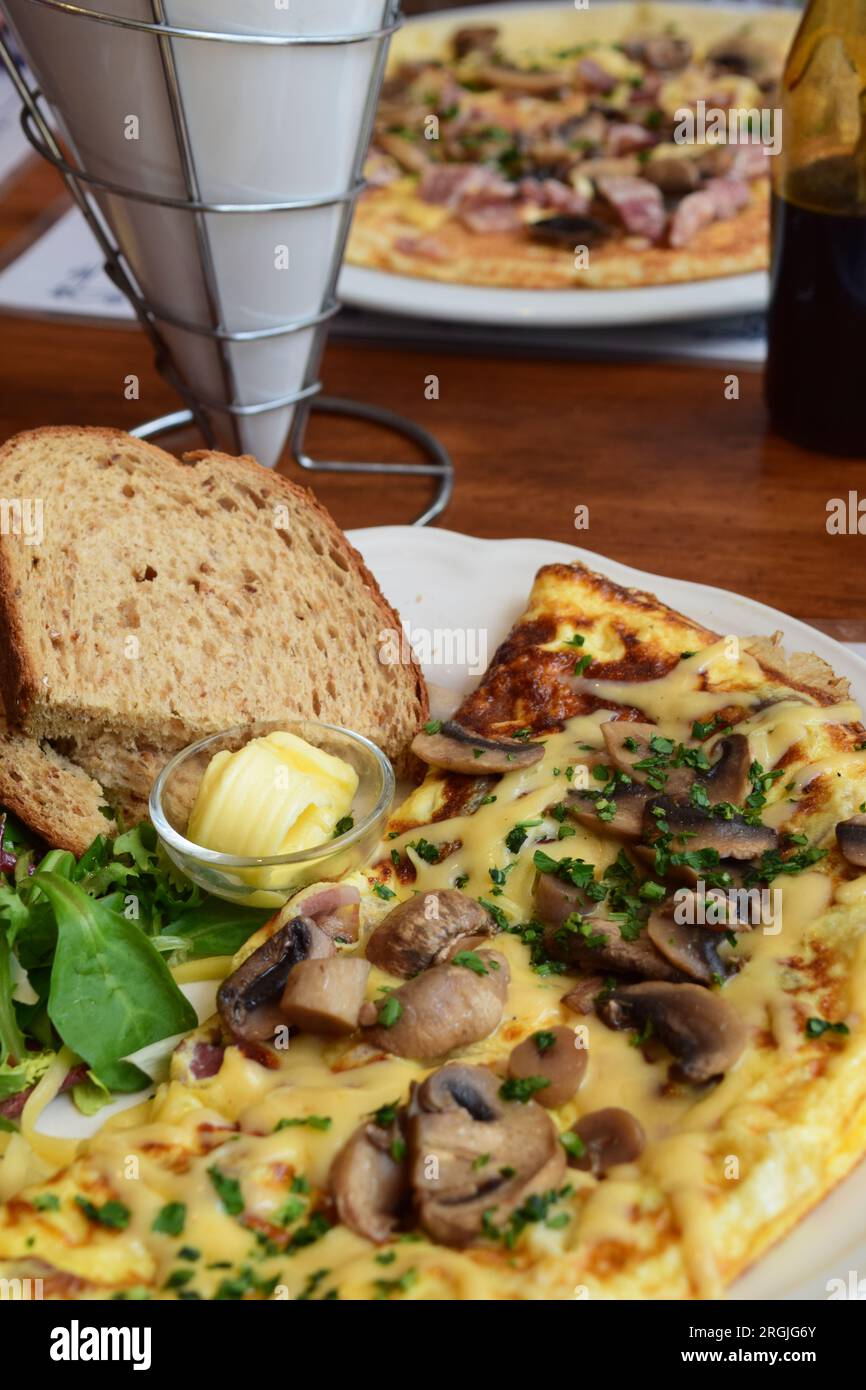 Brunch con omelette e toast e pancake olandese Foto Stock