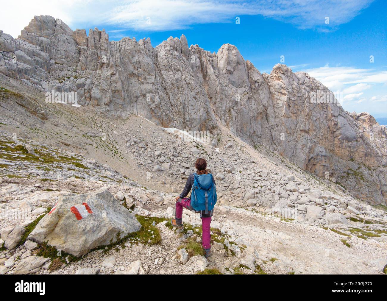 Gran Sasso, Italia - il trekking estremo fino alla vetta del Corno piccolo, sopra i 2600 metri in Abruzzo, con scalata al Canalone Nord e percorso alpinistico Foto Stock