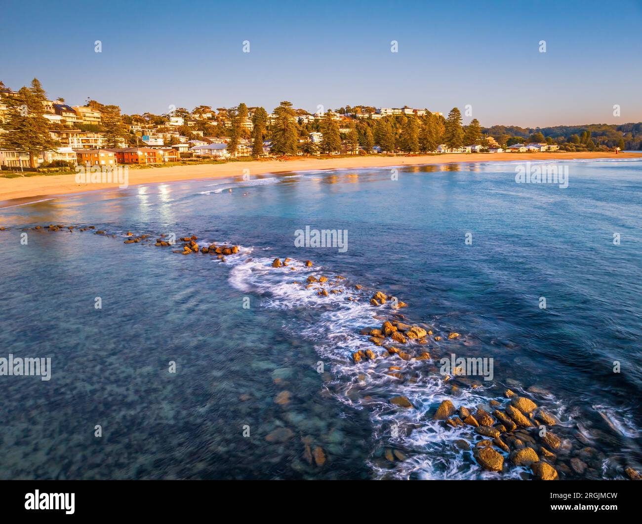 Mattinata fredda d'inverno con alba ad Avoca Beach sulla Central Coast, New South Wales, Australia. Foto Stock