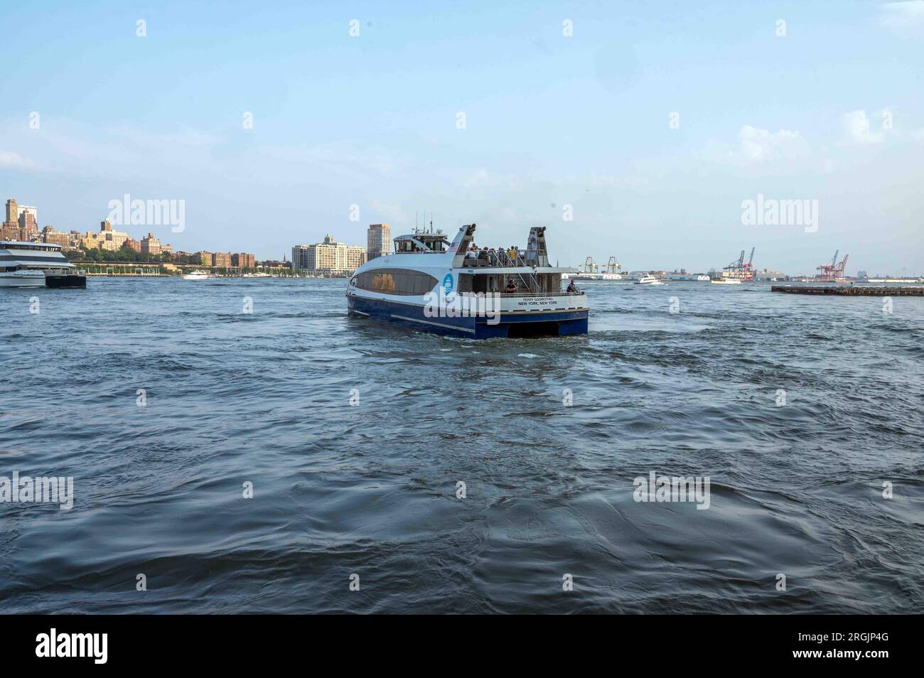 Traghetto Godmother Ferry Boat attraversa il fiume Hudson da Manhattan Newe York City a Staten Island con i passeggeri. Copia spazio. Solo per uso editoriale Foto Stock