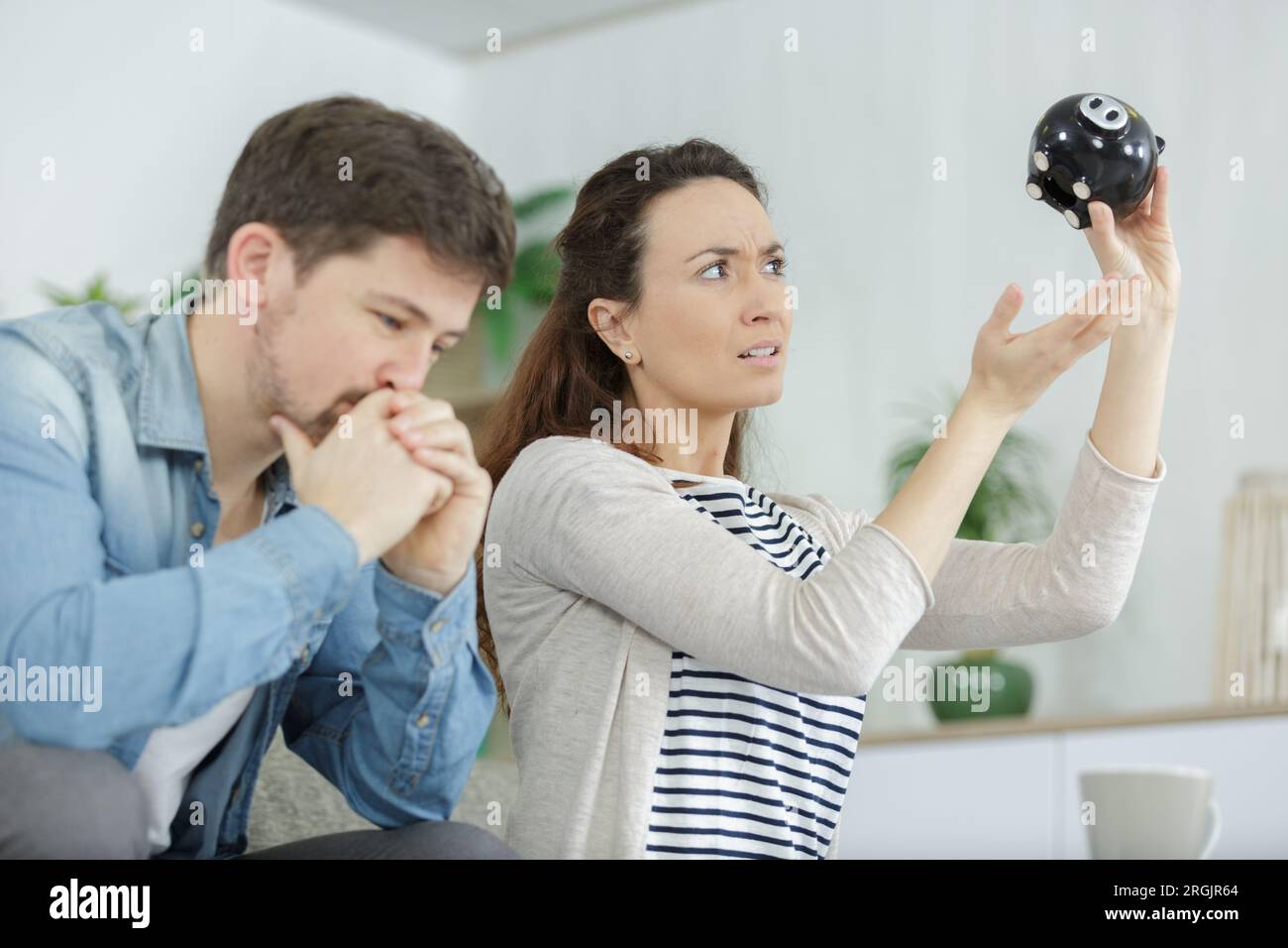 la donna è stressata per le spese familiari Foto Stock