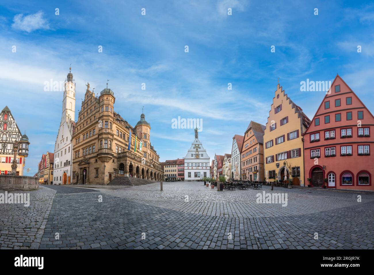 Golden Hour Magic - viste accattivanti della splendida alba a Rothenburg ob der Tauber's Market Square, Germania Foto Stock