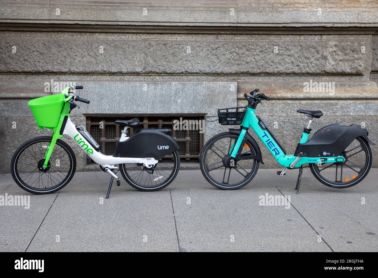 Milano , Italia - 08 07 2023 : biciclette lime e Tier e-scooter segway noleggio mobilità urbana scooter servizio di biciclette elettriche condivise e scooter con Foto Stock