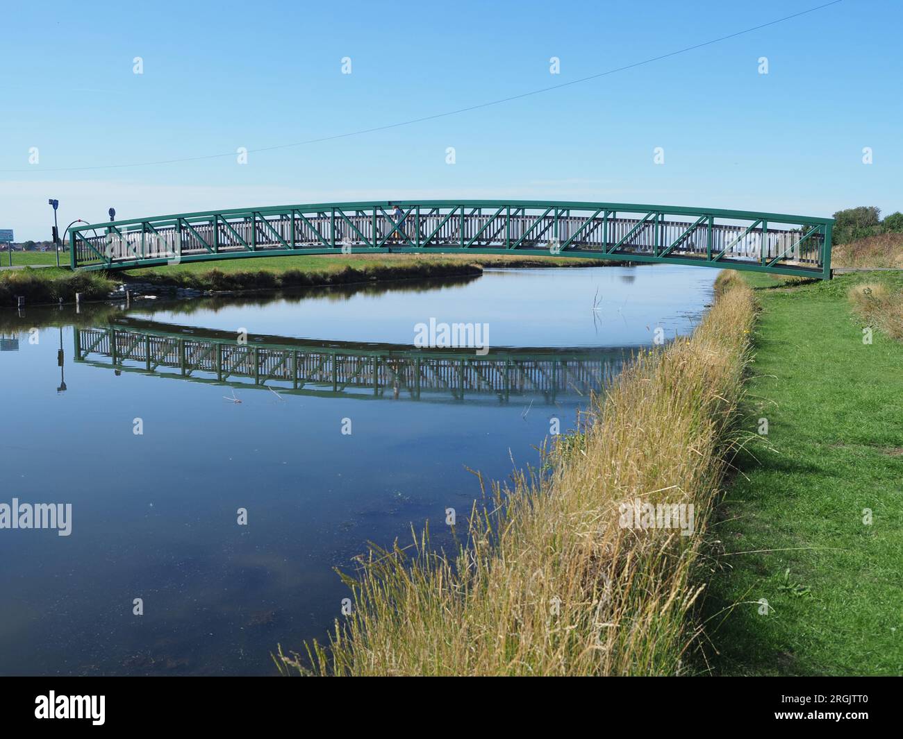 Sheerness, Kent, Regno Unito. 10 agosto 2023. Tempo nel Regno Unito: Una mattinata calda e soleggiata lungo il canale a Sheerness, Kent. Crediti: James Bell/Alamy Live News Foto Stock