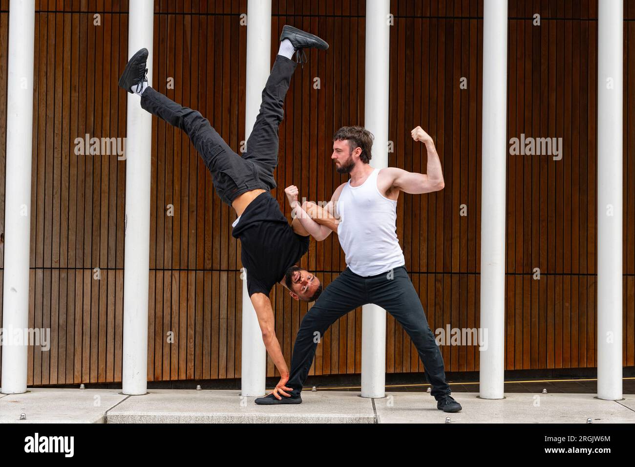 Edimburgo, Scozia, Regno Unito. 10 agosto 2023. Gli artisti David Banks e Sadiq Ali interpretano scene stuntman tratte dai film. Il loro show Stuntman esamina l'impatto dei modelli di ruolo degli eroi d'azione su uomini e ragazzi prendendo ispirazione da film come Die Hard e John Wick. Lo spettacolo è in programma a Summerhall. Iain Masterton/Alamy Live News Foto Stock