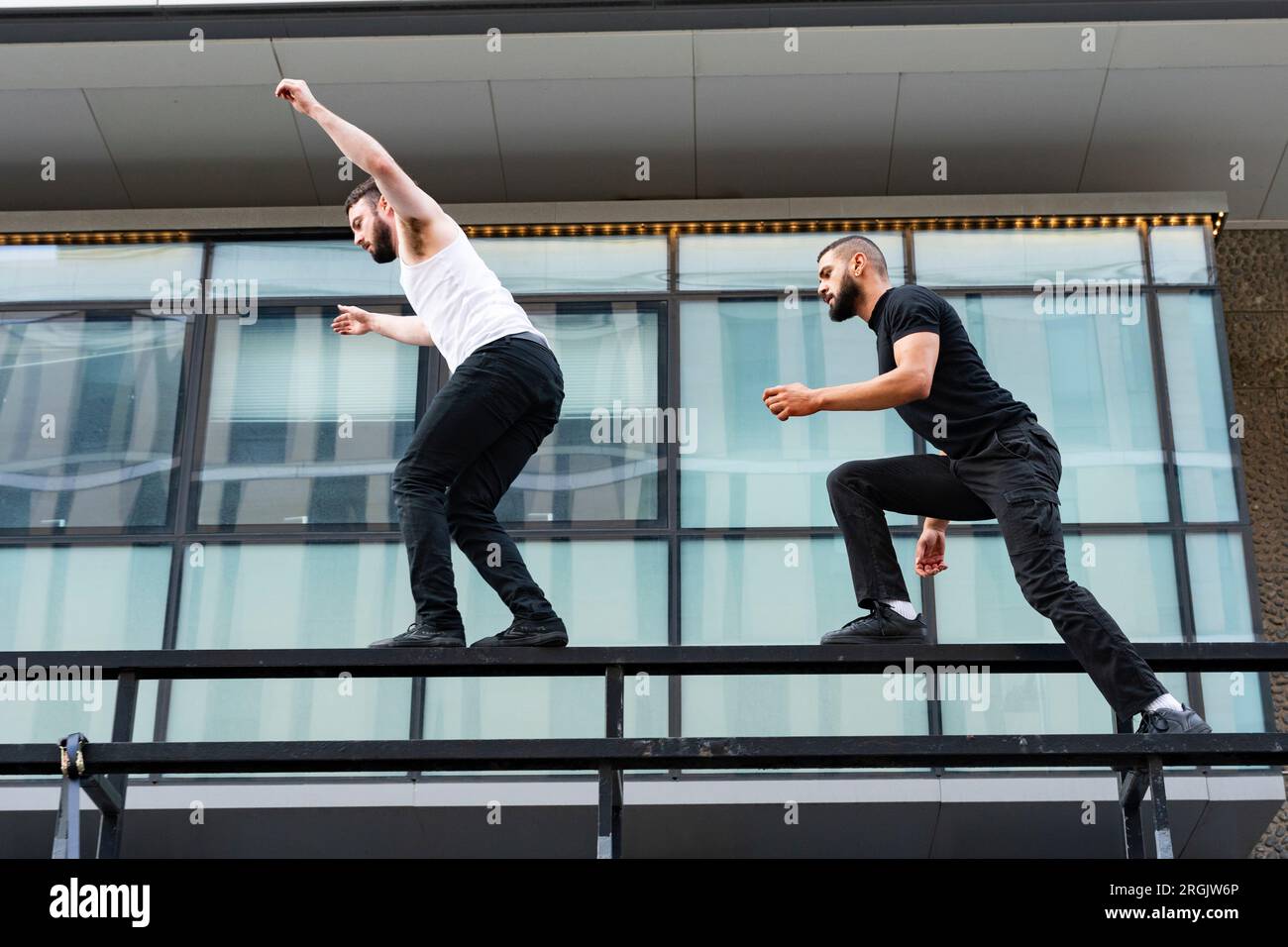 Edimburgo, Scozia, Regno Unito. 10 agosto 2023. Gli artisti David Banks e Sadiq Ali interpretano scene stuntman tratte dai film. Il loro show Stuntman esamina l'impatto dei modelli di ruolo degli eroi d'azione su uomini e ragazzi prendendo ispirazione da film come Die Hard e John Wick. Lo spettacolo è in programma a Summerhall. Iain Masterton/Alamy Live News Foto Stock Edimburgo, Scozia, Regno Unito. 10 agosto 2023. Gli artisti David Banks e Sadiq Ali interpretano scene stuntman tratte dai film. Il loro show Stuntman esamina l'impatto dei modelli di ruolo degli eroi d'azione su uomini e ragazzi prendendo ispirazione da film come Die Hard e John Wick. Lo spettacolo è in programma a Summerhall. Iain Masterton/Alamy Live News Foto Stock