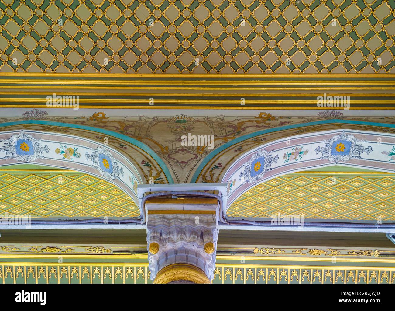 Vista dell'opulento soffitto del corridoio del Consiglio Imperiale del Palazzo Topkapi Sarayi. Enorme, opulento palazzo del XV secolo, residenza sultana Foto Stock