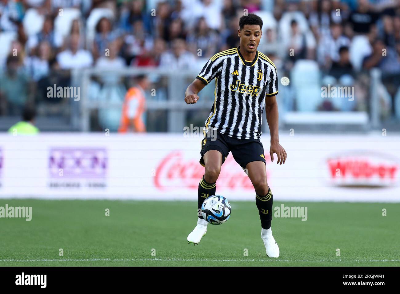 Torino, Italia. 9 agosto 2023. Koni De Winter della Juventus FC controlla la palla durante il test match pre-stagionale tra Juventus FC e Juventus Next Gen allo stadio Allianz il 9 agosto 2023 a Torino. Crediti: Marco Canoniero/Alamy Live News Foto Stock