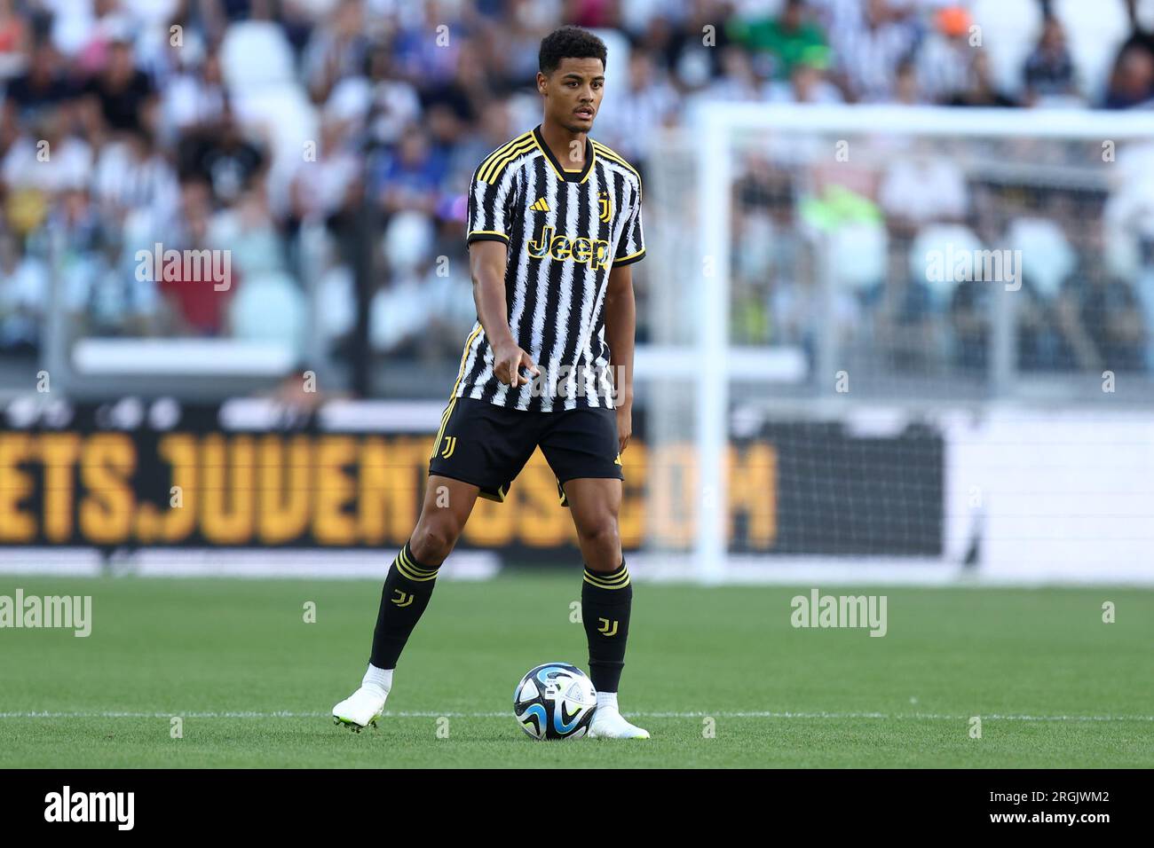 Torino, Italia. 9 agosto 2023. Koni De Winter della Juventus FC controlla la palla durante il test match pre-stagionale tra Juventus FC e Juventus Next Gen allo stadio Allianz il 9 agosto 2023 a Torino. Crediti: Marco Canoniero/Alamy Live News Foto Stock