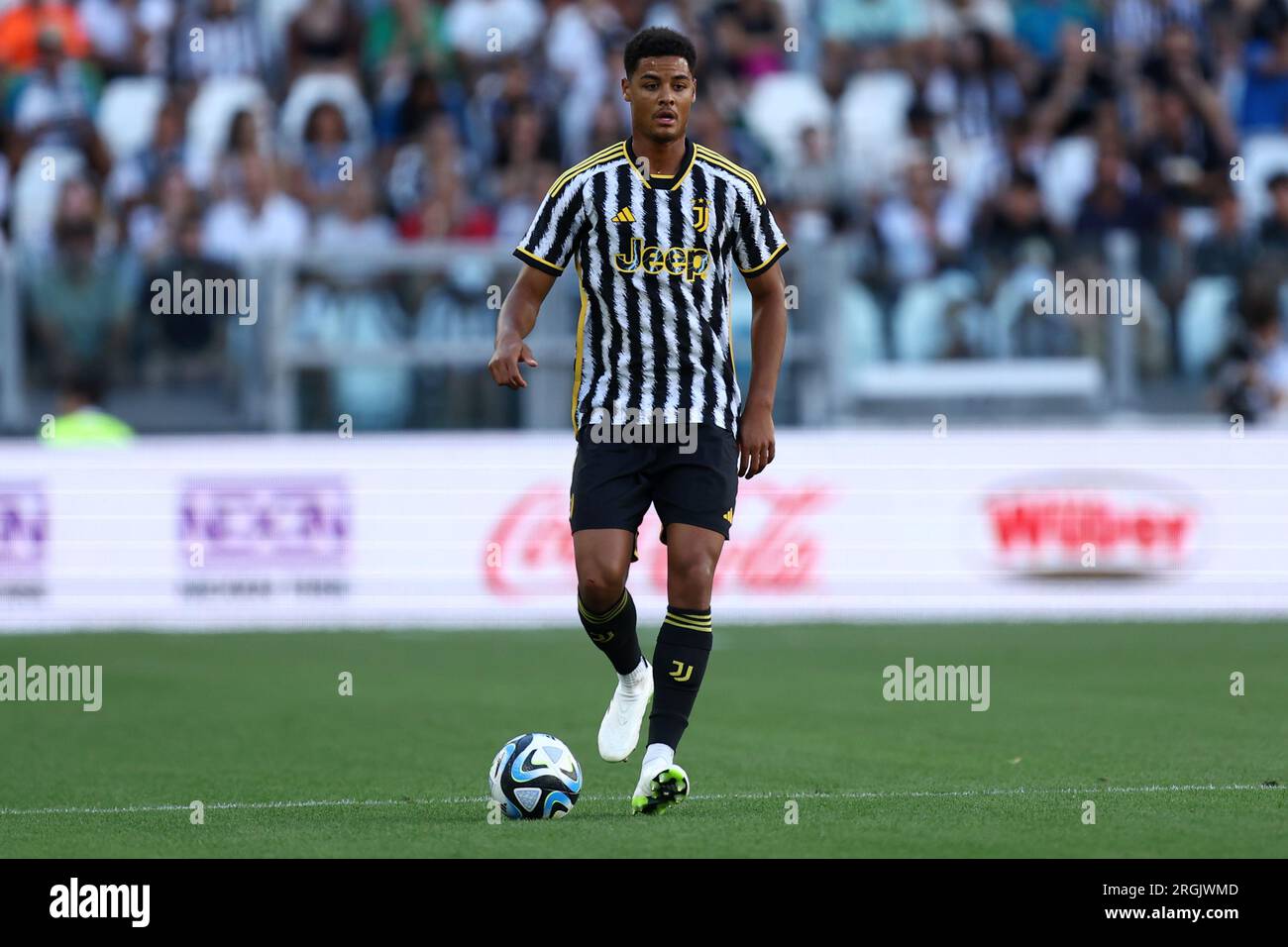 Torino, Italia. 9 agosto 2023. Koni De Winter della Juventus FC controlla la palla durante il test match pre-stagionale tra Juventus FC e Juventus Next Gen allo stadio Allianz il 9 agosto 2023 a Torino. Crediti: Marco Canoniero/Alamy Live News Foto Stock