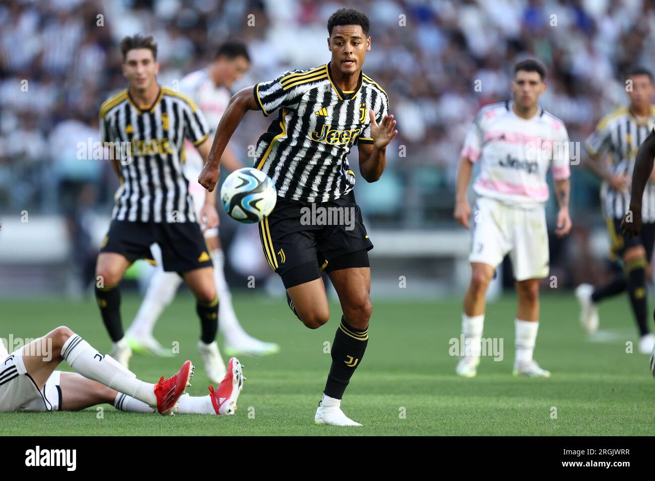 Torino, Italia. 9 agosto 2023. Koni De Winter della Juventus FC controlla la palla durante il test match pre-stagionale tra Juventus FC e Juventus Next Gen allo stadio Allianz il 9 agosto 2023 a Torino. Crediti: Marco Canoniero/Alamy Live News Foto Stock