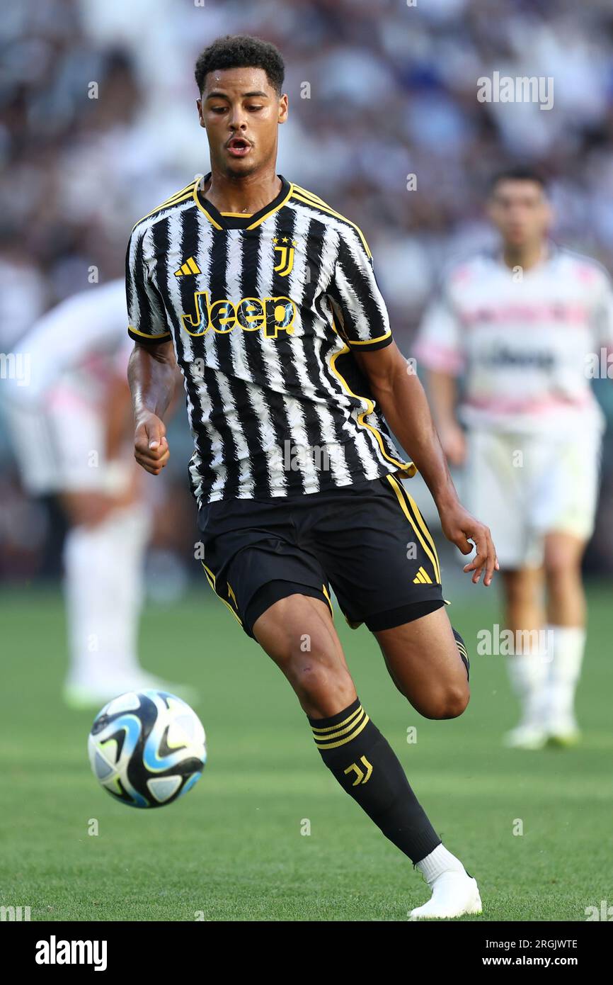 Torino, Italia. 9 agosto 2023. Koni De Winter della Juventus FC controlla la palla durante il test match pre-stagionale tra Juventus FC e Juventus Next Gen allo stadio Allianz il 9 agosto 2023 a Torino. Crediti: Marco Canoniero/Alamy Live News Foto Stock