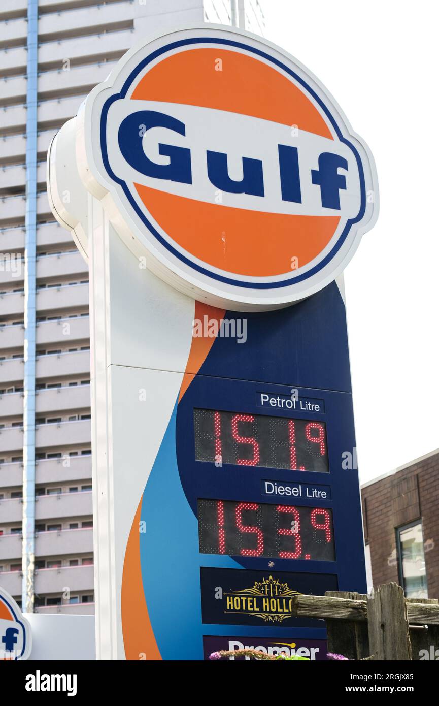 Holloway Head, Birmingham, 10 agosto 2023: I prezzi del carburante sono saliti a 151,9 pence per litro di benzina e a 153,9 pence per litro di gasolio in una stazione di rifornimento del Golfo nel centro di Birmingham. Nelle ultime settimane i prezzi della benzina sono aumentati e gli automobilisti già a corto di denaro sono stati costretti a sborsare ancora di più. Credito: Stop Press Media / Alamy Live News Foto Stock