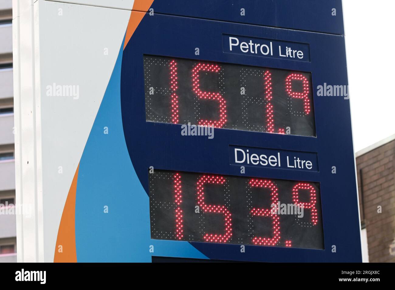 Holloway Head, Birmingham, 10 agosto 2023: I prezzi del carburante sono saliti a 151,9 pence per litro di benzina e a 153,9 pence per litro di gasolio in una stazione di rifornimento del Golfo nel centro di Birmingham. Nelle ultime settimane i prezzi della benzina sono aumentati e gli automobilisti già a corto di denaro sono stati costretti a sborsare ancora di più. Credito: Stop Press Media / Alamy Live News Foto Stock