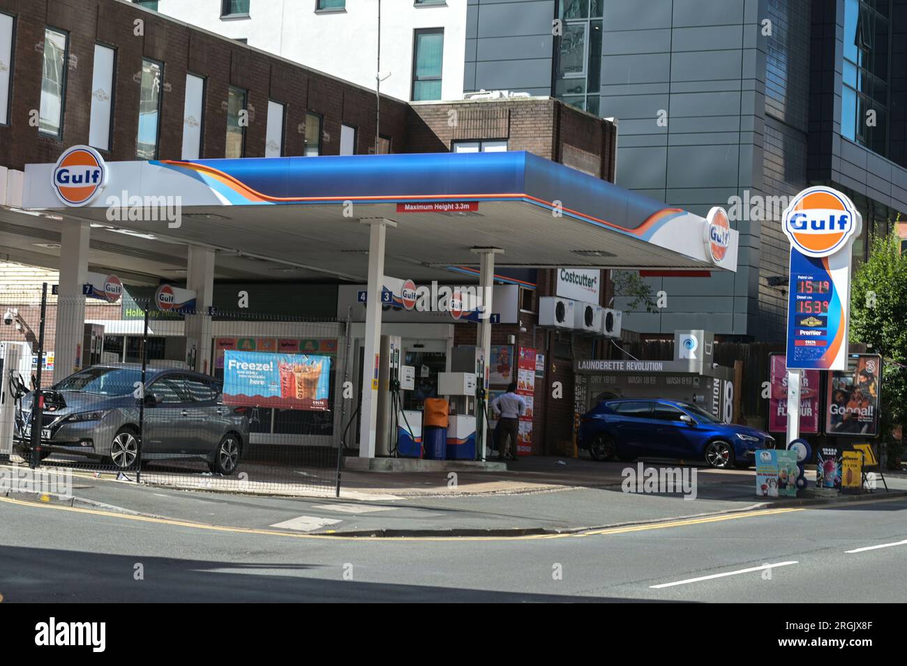 Holloway Head, Birmingham, 10 agosto 2023: I prezzi del carburante sono saliti a 151,9 pence per litro di benzina e a 153,9 pence per litro di gasolio in una stazione di rifornimento del Golfo nel centro di Birmingham. Nelle ultime settimane i prezzi della benzina sono aumentati e gli automobilisti già a corto di denaro sono stati costretti a sborsare ancora di più. Credito: Stop Press Media / Alamy Live News Foto Stock