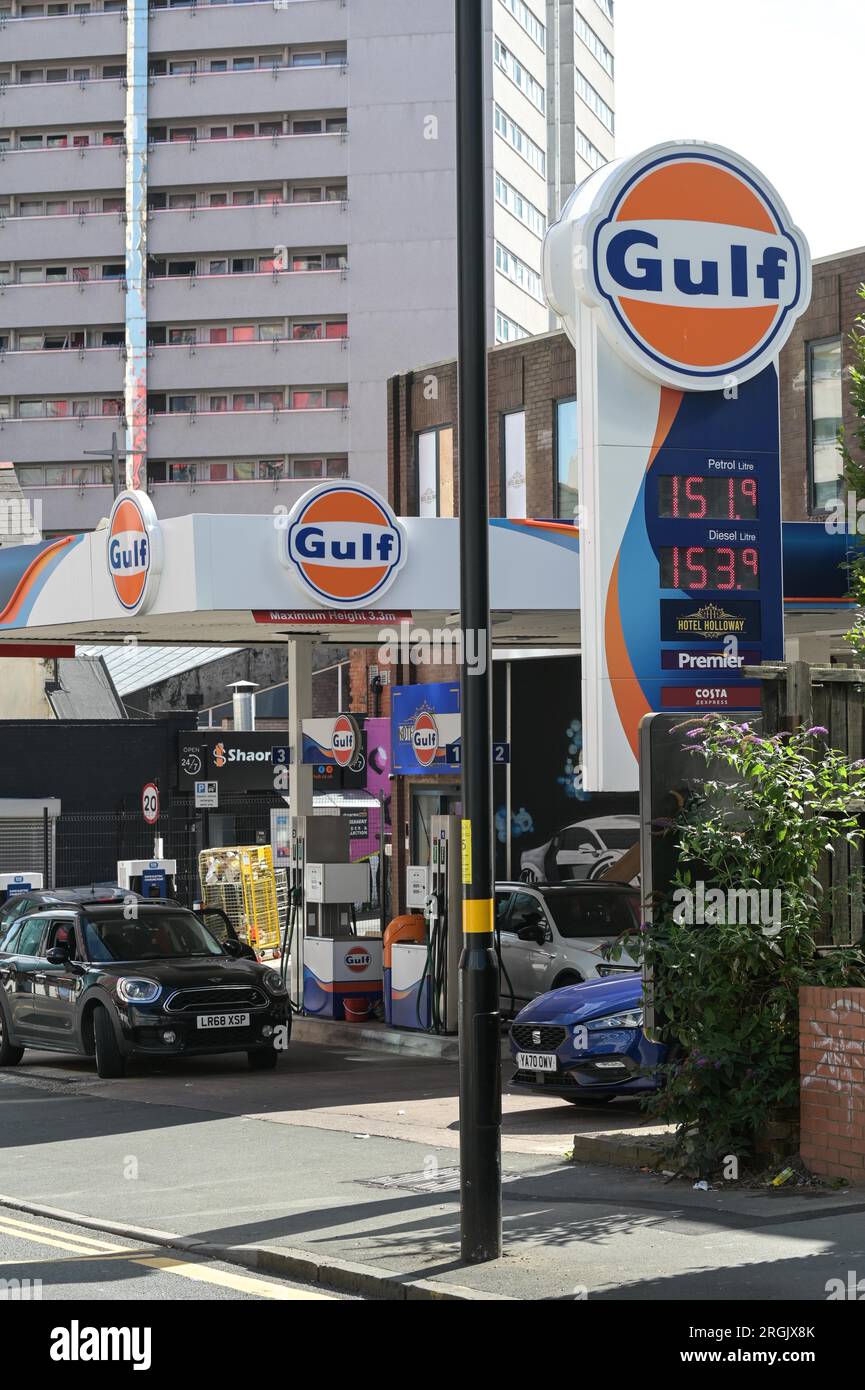 Holloway Head, Birmingham, 10 agosto 2023: I prezzi del carburante sono saliti a 151,9 pence per litro di benzina e a 153,9 pence per litro di gasolio in una stazione di rifornimento del Golfo nel centro di Birmingham. Nelle ultime settimane i prezzi della benzina sono aumentati e gli automobilisti già a corto di denaro sono stati costretti a sborsare ancora di più. Credito: Stop Press Media / Alamy Live News Foto Stock