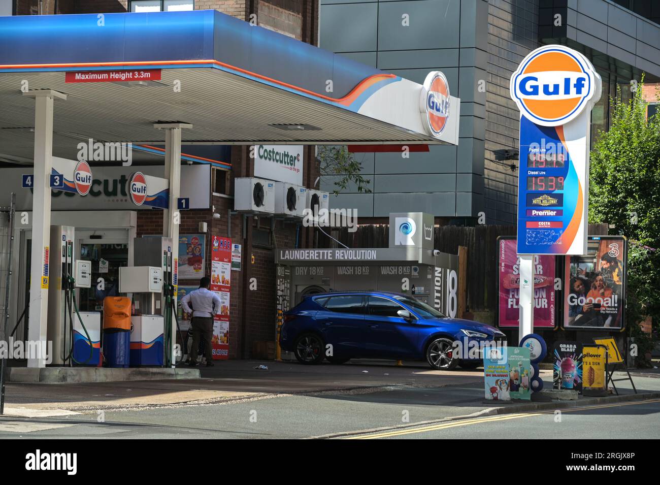 Holloway Head, Birmingham, 10 agosto 2023: I prezzi del carburante sono saliti a 151,9 pence per litro di benzina e a 153,9 pence per litro di gasolio in una stazione di rifornimento del Golfo nel centro di Birmingham. Nelle ultime settimane i prezzi della benzina sono aumentati e gli automobilisti già a corto di denaro sono stati costretti a sborsare ancora di più. Credito: Stop Press Media / Alamy Live News Foto Stock