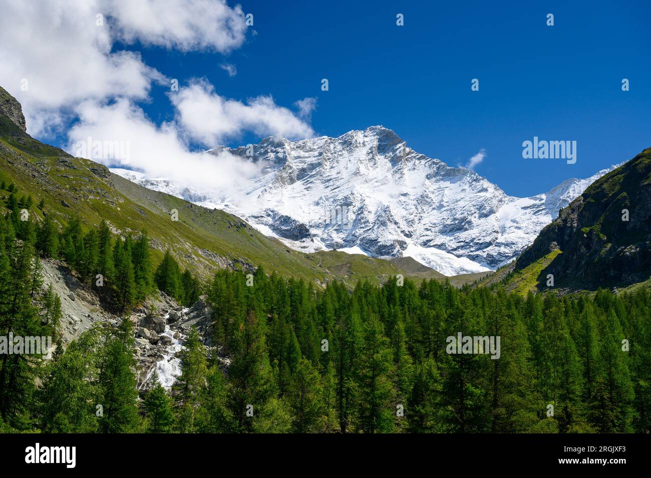Vetta del Weisshorn vista dalla Val d'Anniviers nel Vallese Foto Stock