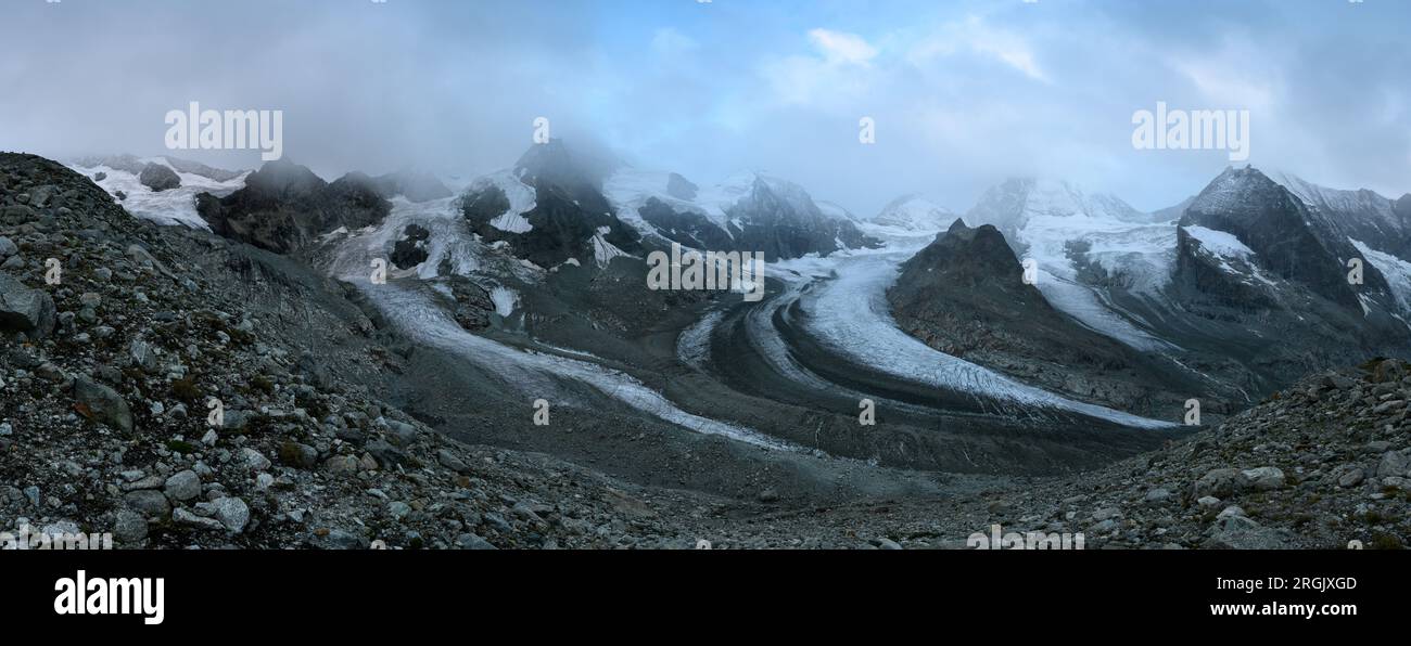 Panorama alpino da Cabane du Mountet con Glacier du l'Obergabelhorn, Glacier Durand e Glacier du Grand Cornier, Vallese Foto Stock