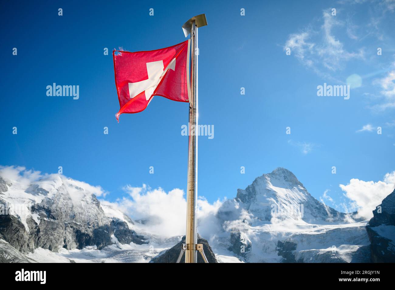 Bandiera svizzera a Cabane du Mountet di fronte a Dent Blanche, Vallese Foto Stock