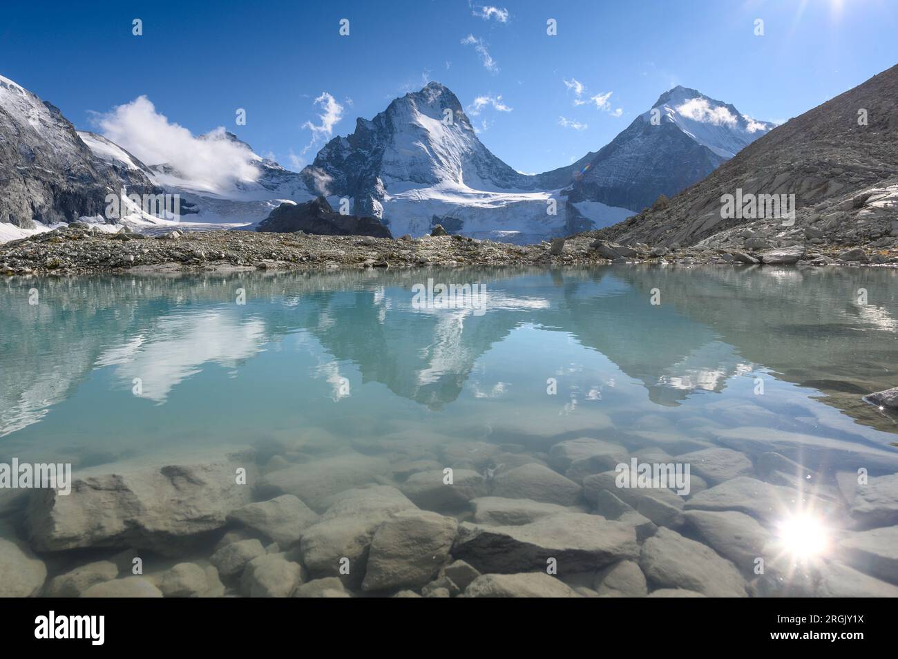 Picco del Dent Blanche e riflesso nel lago glaciale Foto Stock
