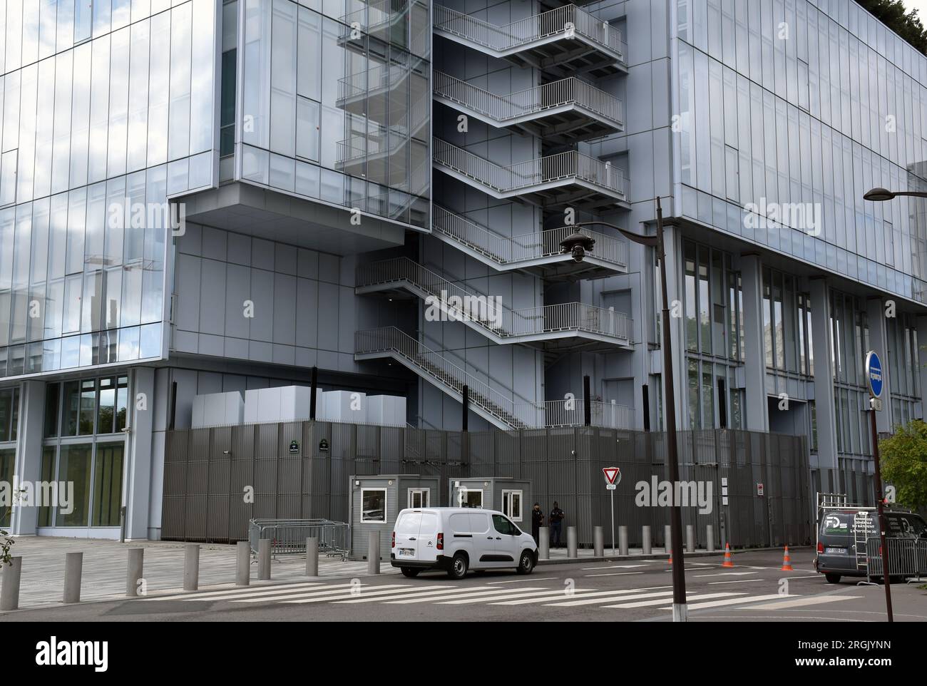 L'angolo nord-orientale del nuovo tribunale di Parigi, il quartier generale dei tribunali, l'architetto Renzo piano, l'entrata di servizio e le scale di fuga, tutti splendidamente dettagliati Foto Stock